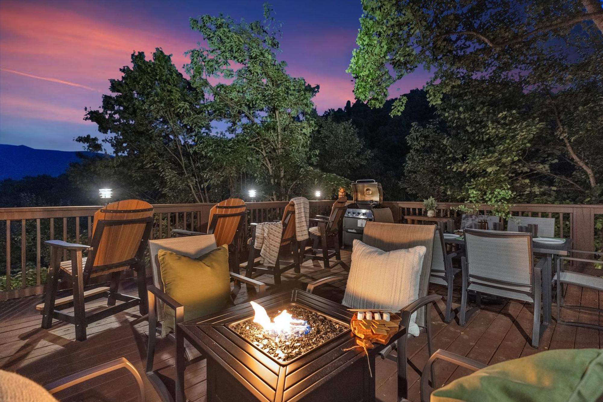Family Chalet With Sauna, Hottub, Heavenly Views! Mins To Downtown! 蓋特林堡 外观 照片