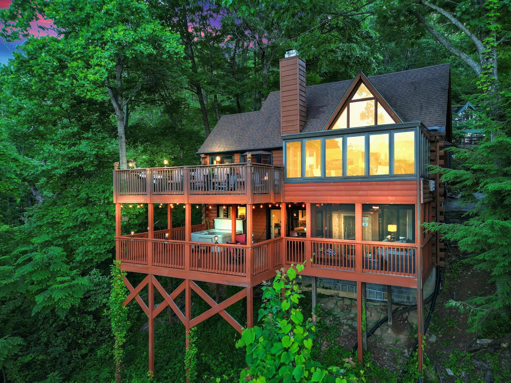 Family Chalet With Sauna, Hottub, Heavenly Views! Mins To Downtown! 蓋特林堡 外观 照片