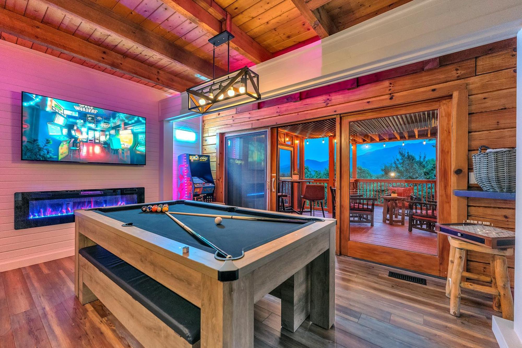Family Chalet With Sauna, Hottub, Heavenly Views! Mins To Downtown! 蓋特林堡 外观 照片