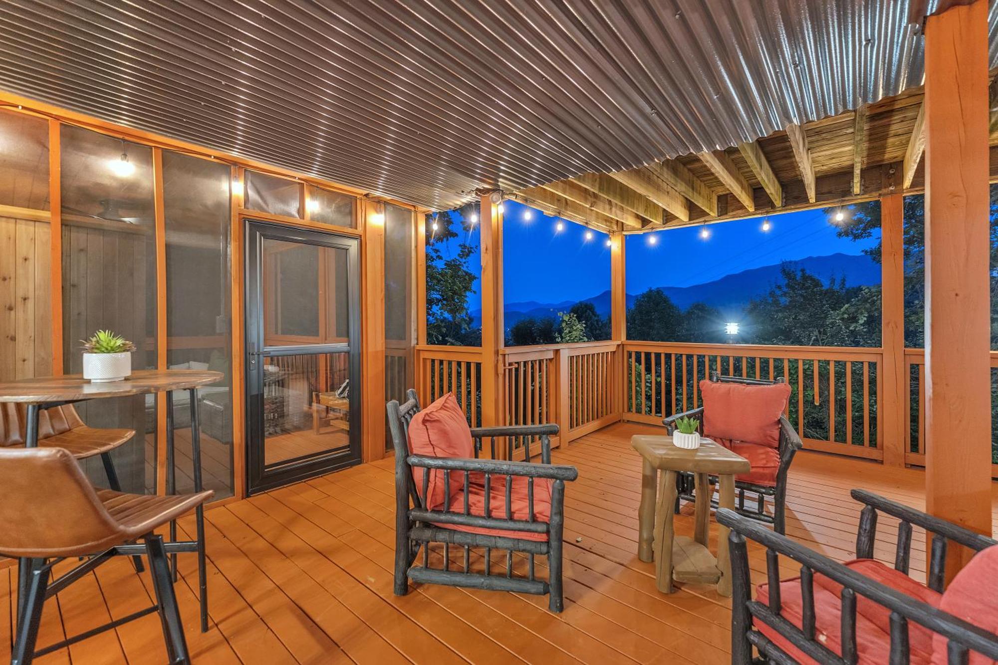 Family Chalet With Sauna, Hottub, Heavenly Views! Mins To Downtown! 蓋特林堡 外观 照片
