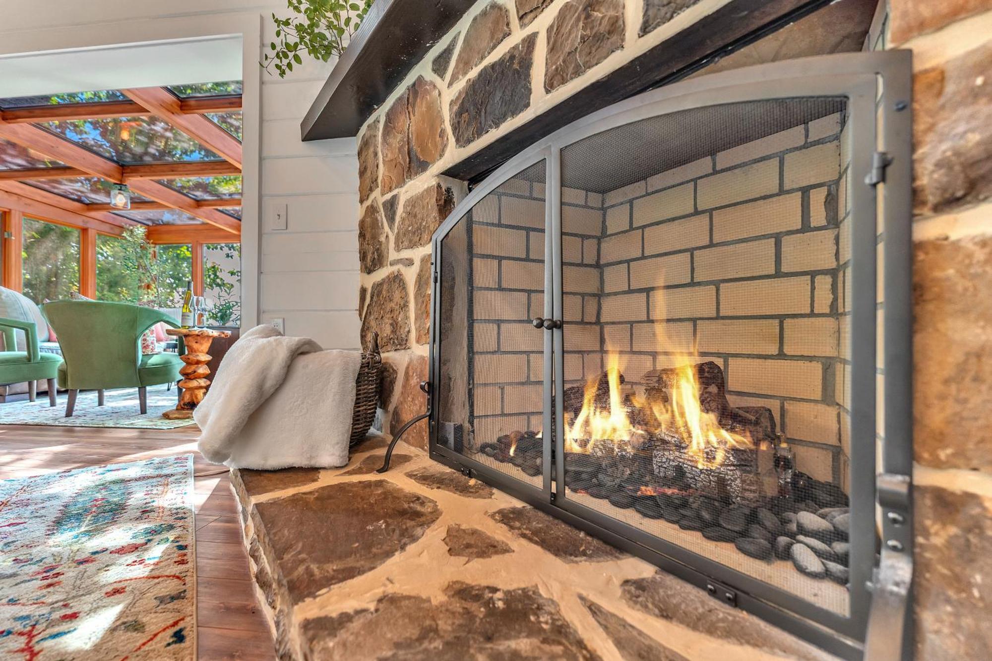 Family Chalet With Sauna, Hottub, Heavenly Views! Mins To Downtown! 蓋特林堡 外观 照片