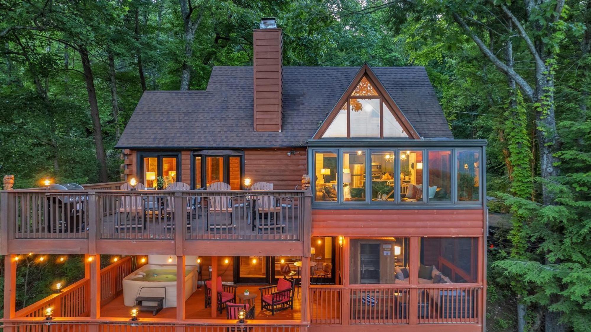 Family Chalet With Sauna, Hottub, Heavenly Views! Mins To Downtown! 蓋特林堡 外观 照片