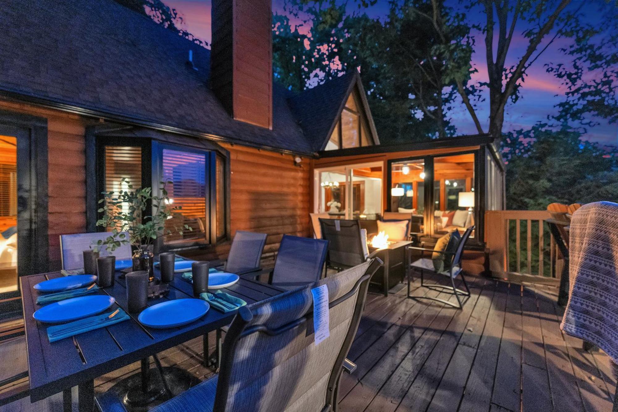 Family Chalet With Sauna, Hottub, Heavenly Views! Mins To Downtown! 蓋特林堡 外观 照片