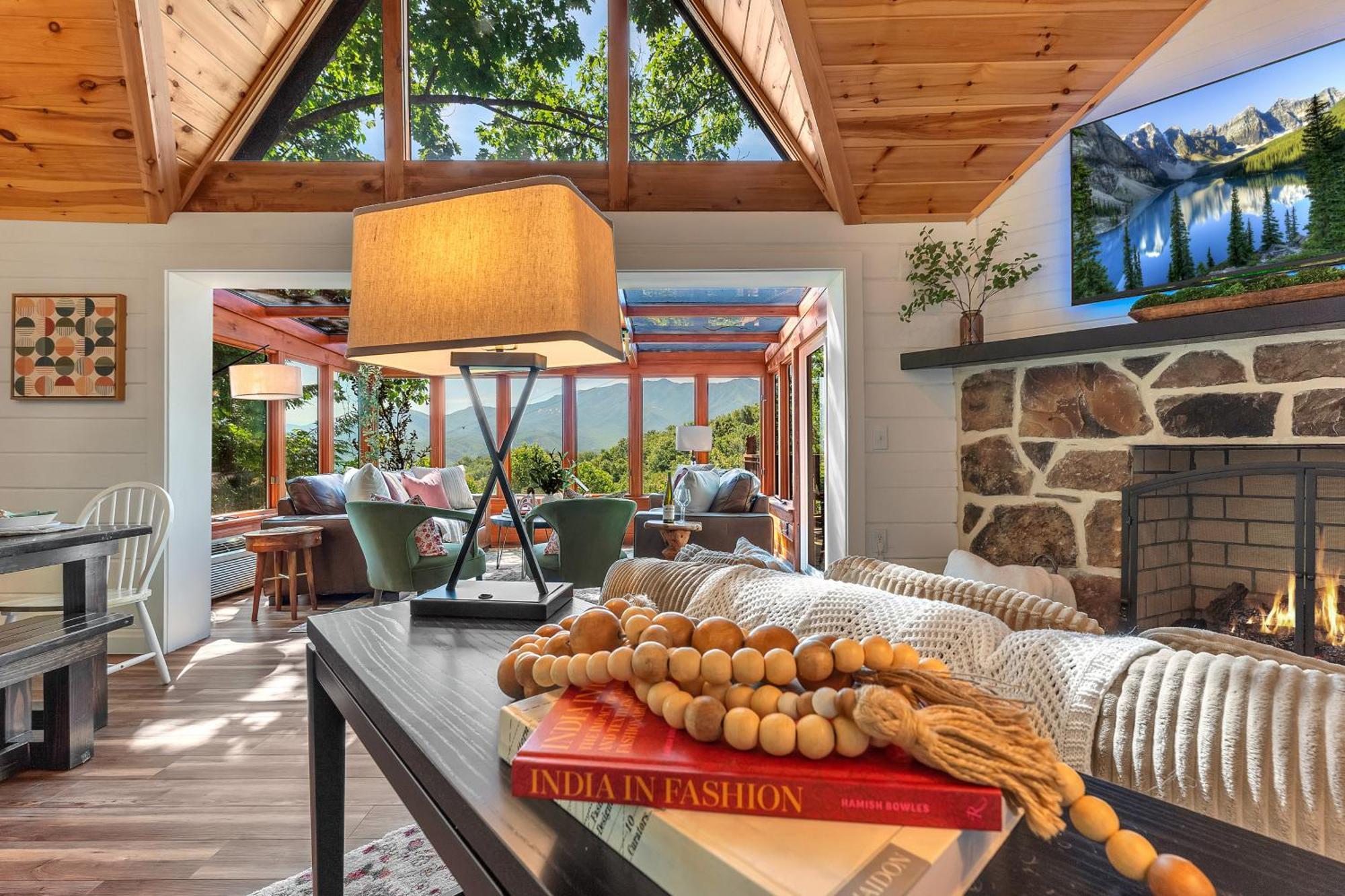 Family Chalet With Sauna, Hottub, Heavenly Views! Mins To Downtown! 蓋特林堡 外观 照片