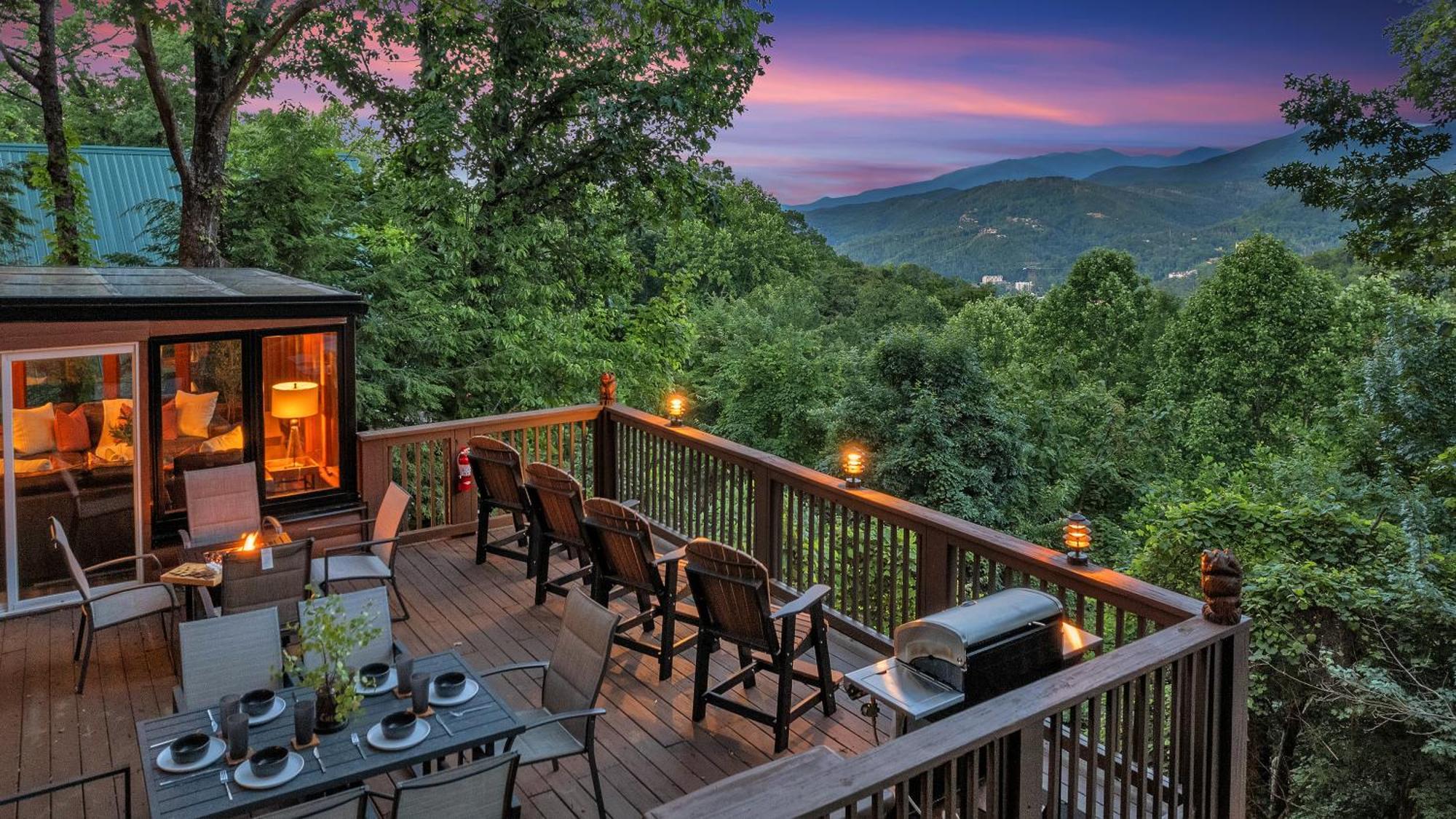 Family Chalet With Sauna, Hottub, Heavenly Views! Mins To Downtown! 蓋特林堡 外观 照片