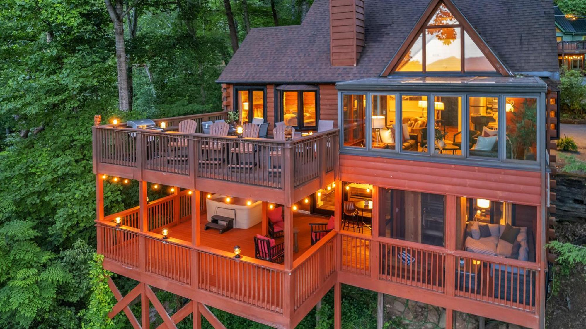 Family Chalet With Sauna, Hottub, Heavenly Views! Mins To Downtown! 蓋特林堡 外观 照片