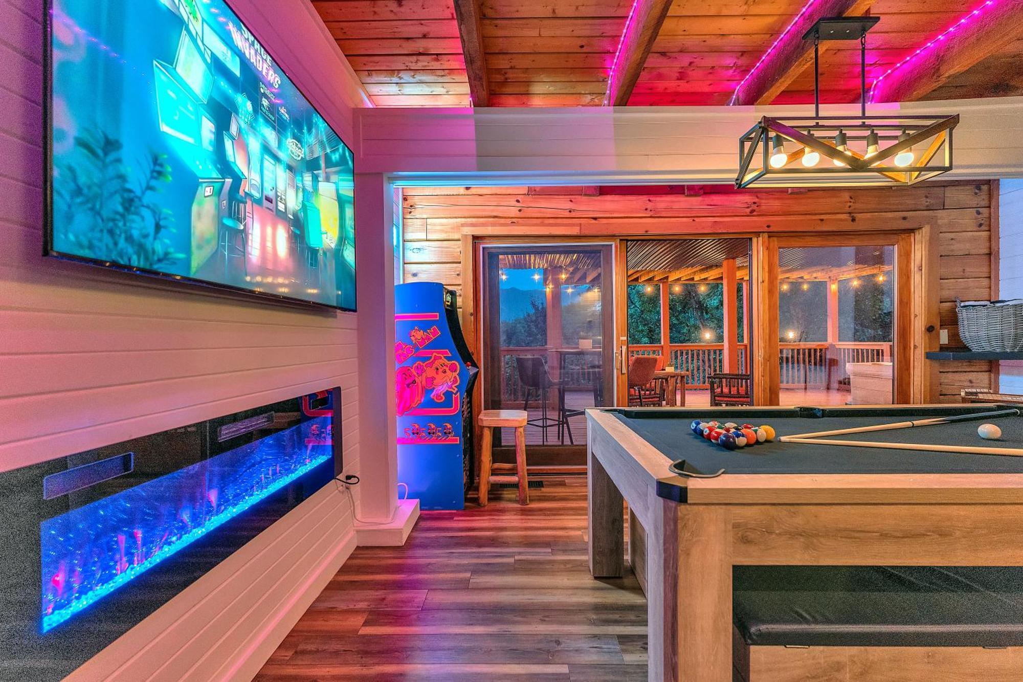 Family Chalet With Sauna, Hottub, Heavenly Views! Mins To Downtown! 蓋特林堡 外观 照片