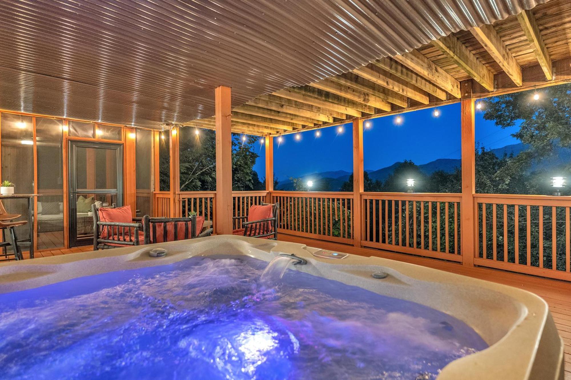 Family Chalet With Sauna, Hottub, Heavenly Views! Mins To Downtown! 蓋特林堡 外观 照片