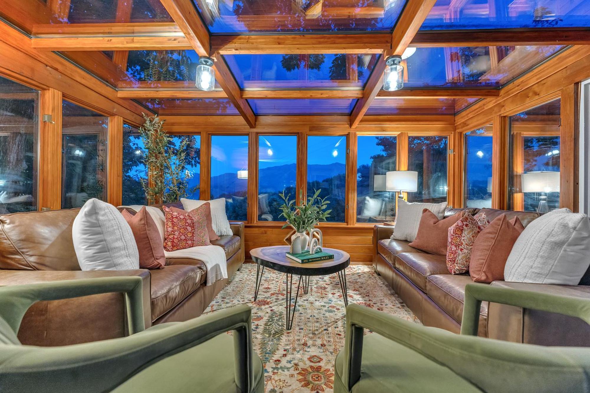 Family Chalet With Sauna, Hottub, Heavenly Views! Mins To Downtown! 蓋特林堡 外观 照片
