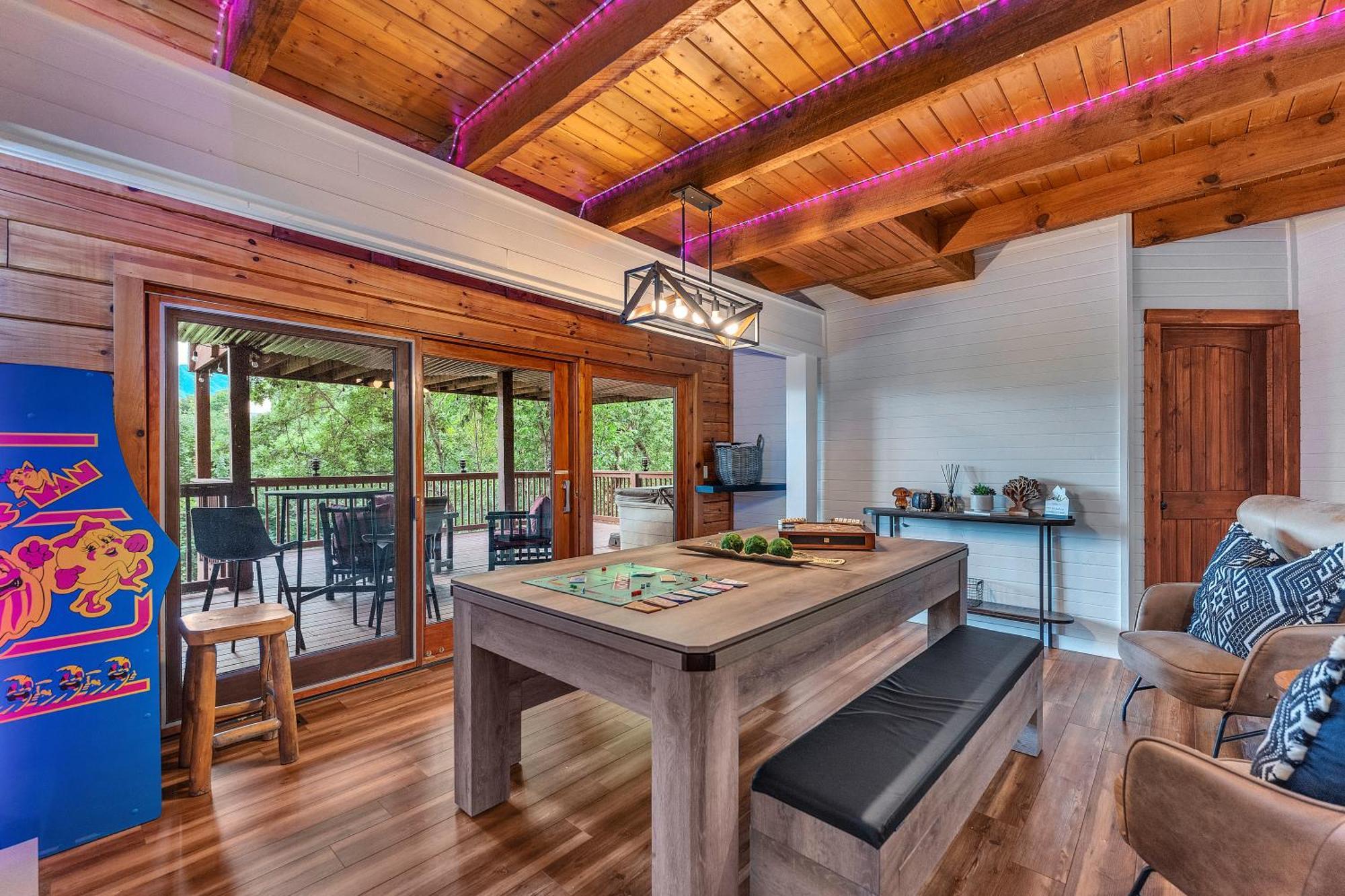 Family Chalet With Sauna, Hottub, Heavenly Views! Mins To Downtown! 蓋特林堡 外观 照片