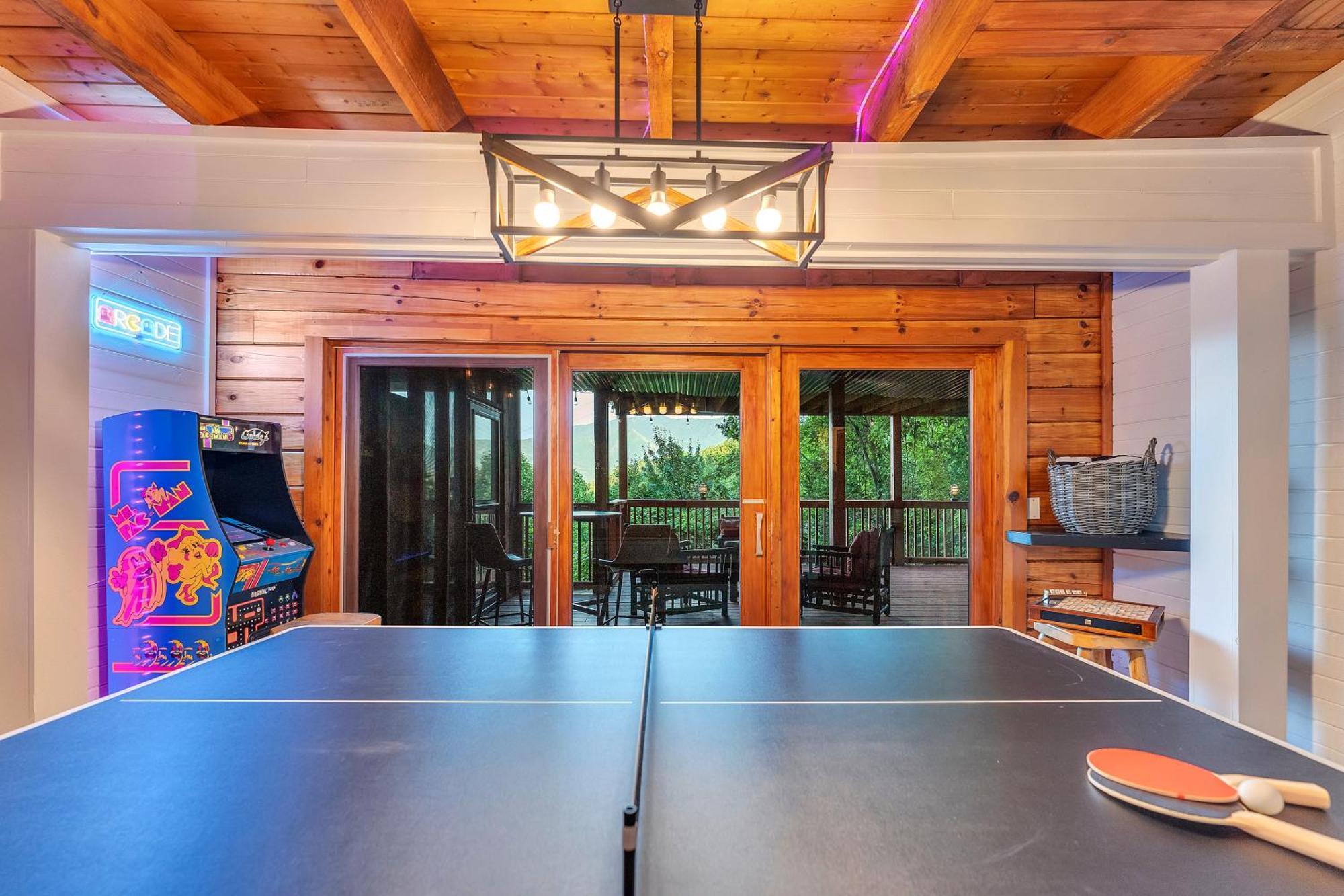 Family Chalet With Sauna, Hottub, Heavenly Views! Mins To Downtown! 蓋特林堡 外观 照片