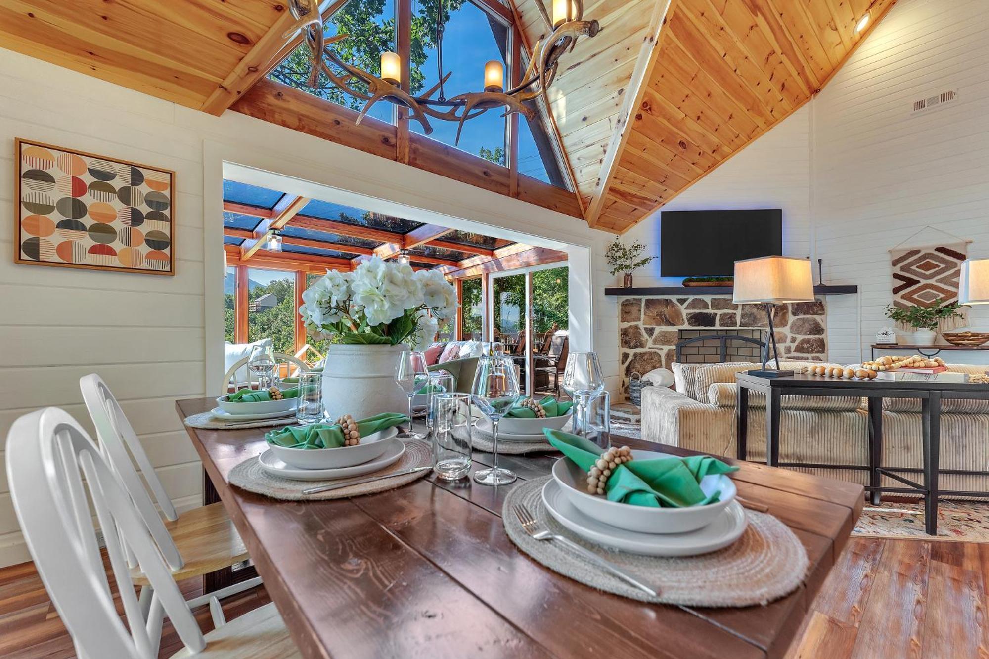 Family Chalet With Sauna, Hottub, Heavenly Views! Mins To Downtown! 蓋特林堡 外观 照片