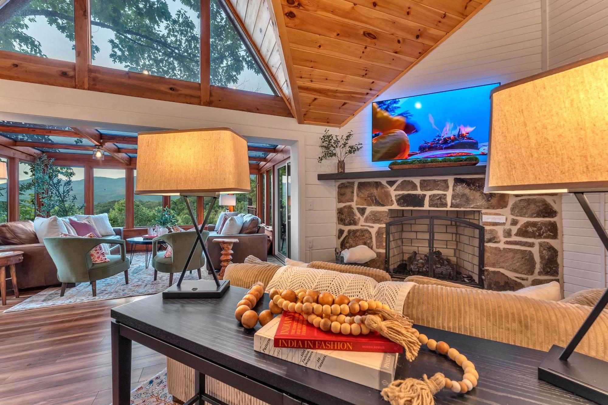 Family Chalet With Sauna, Hottub, Heavenly Views! Mins To Downtown! 蓋特林堡 外观 照片
