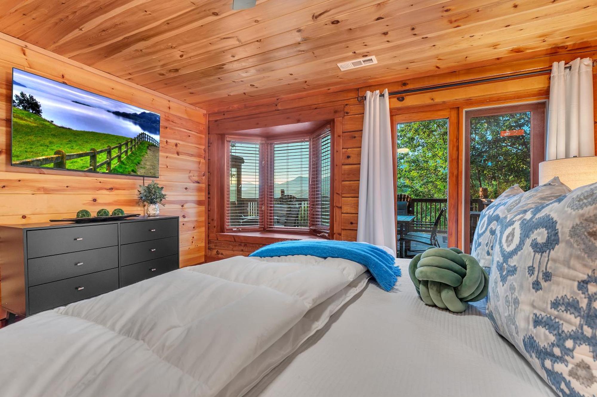 Family Chalet With Sauna, Hottub, Heavenly Views! Mins To Downtown! 蓋特林堡 外观 照片