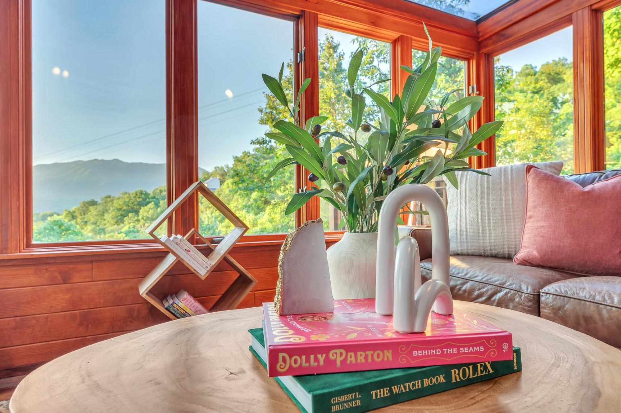 Family Chalet With Sauna, Hottub, Heavenly Views! Mins To Downtown! 蓋特林堡 外观 照片