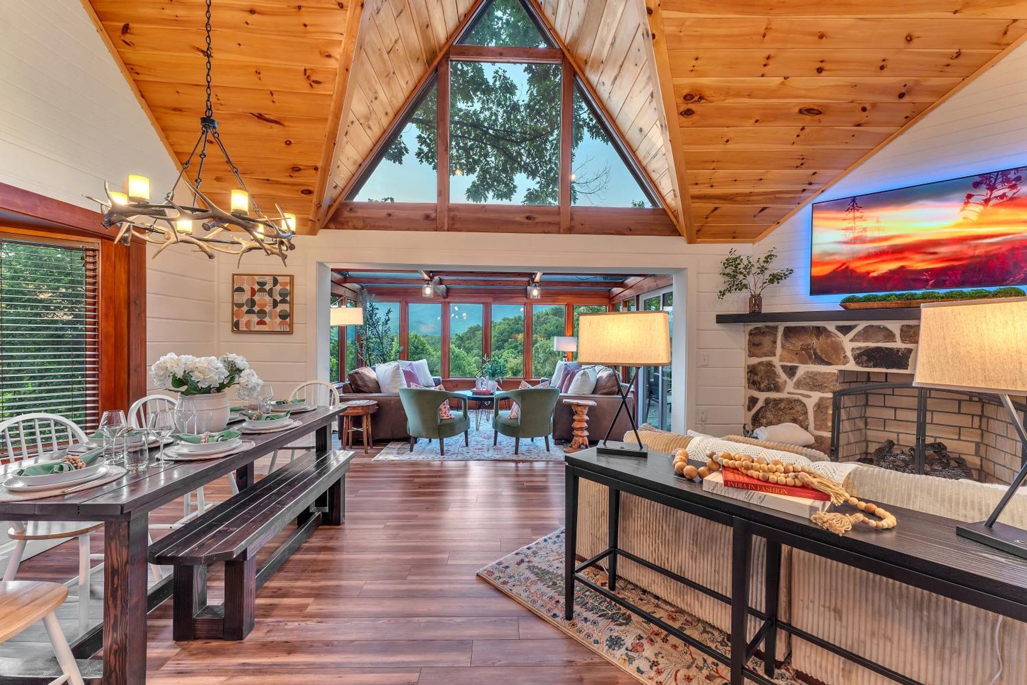 Family Chalet With Sauna, Hottub, Heavenly Views! Mins To Downtown! 蓋特林堡 外观 照片