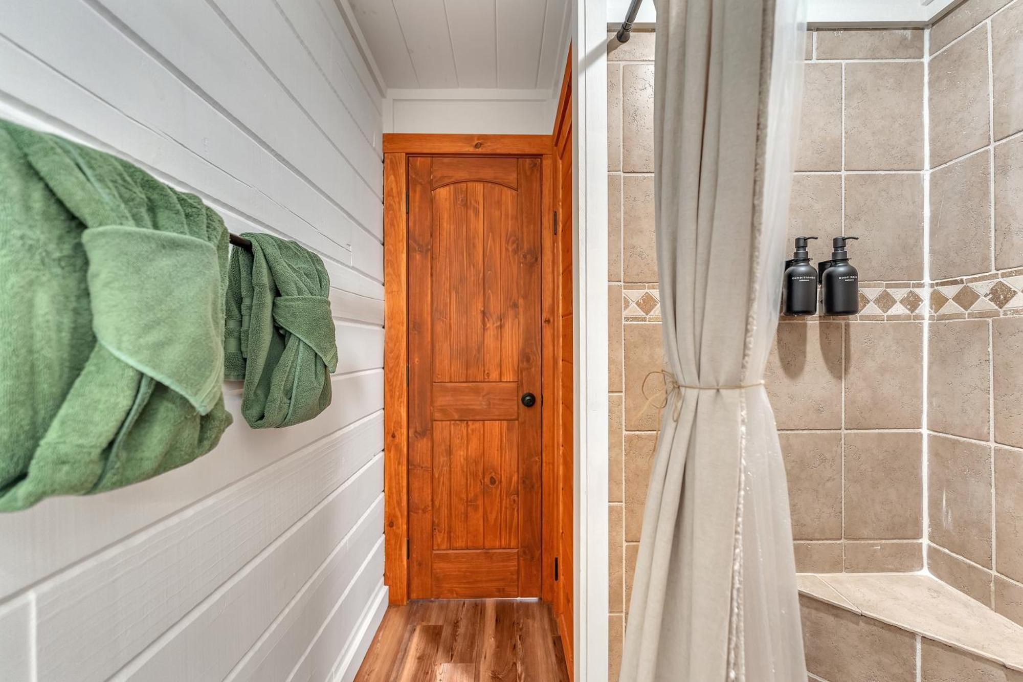 Family Chalet With Sauna, Hottub, Heavenly Views! Mins To Downtown! 蓋特林堡 外观 照片