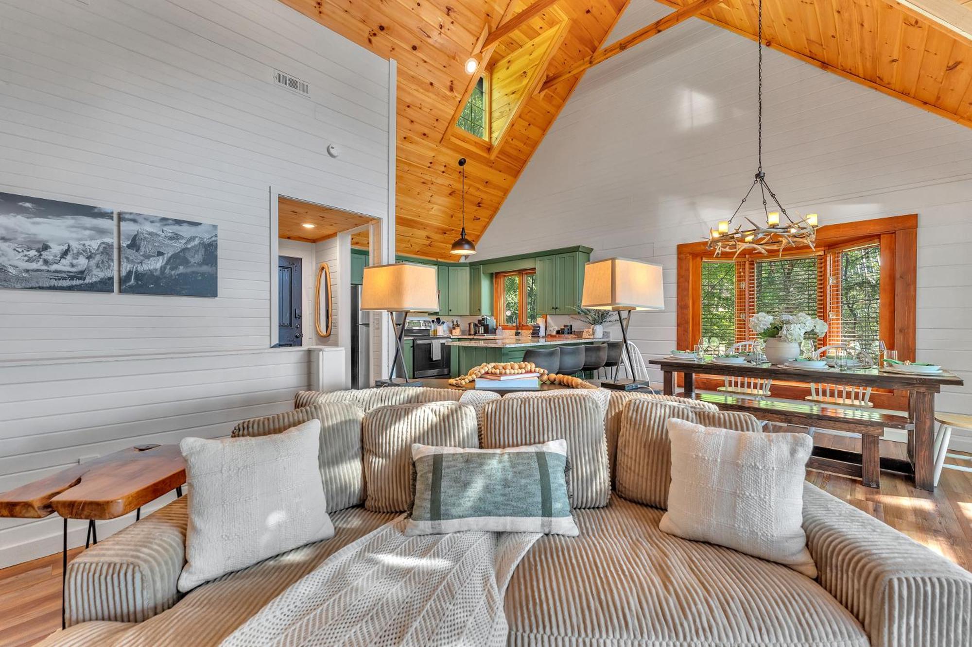 Family Chalet With Sauna, Hottub, Heavenly Views! Mins To Downtown! 蓋特林堡 外观 照片