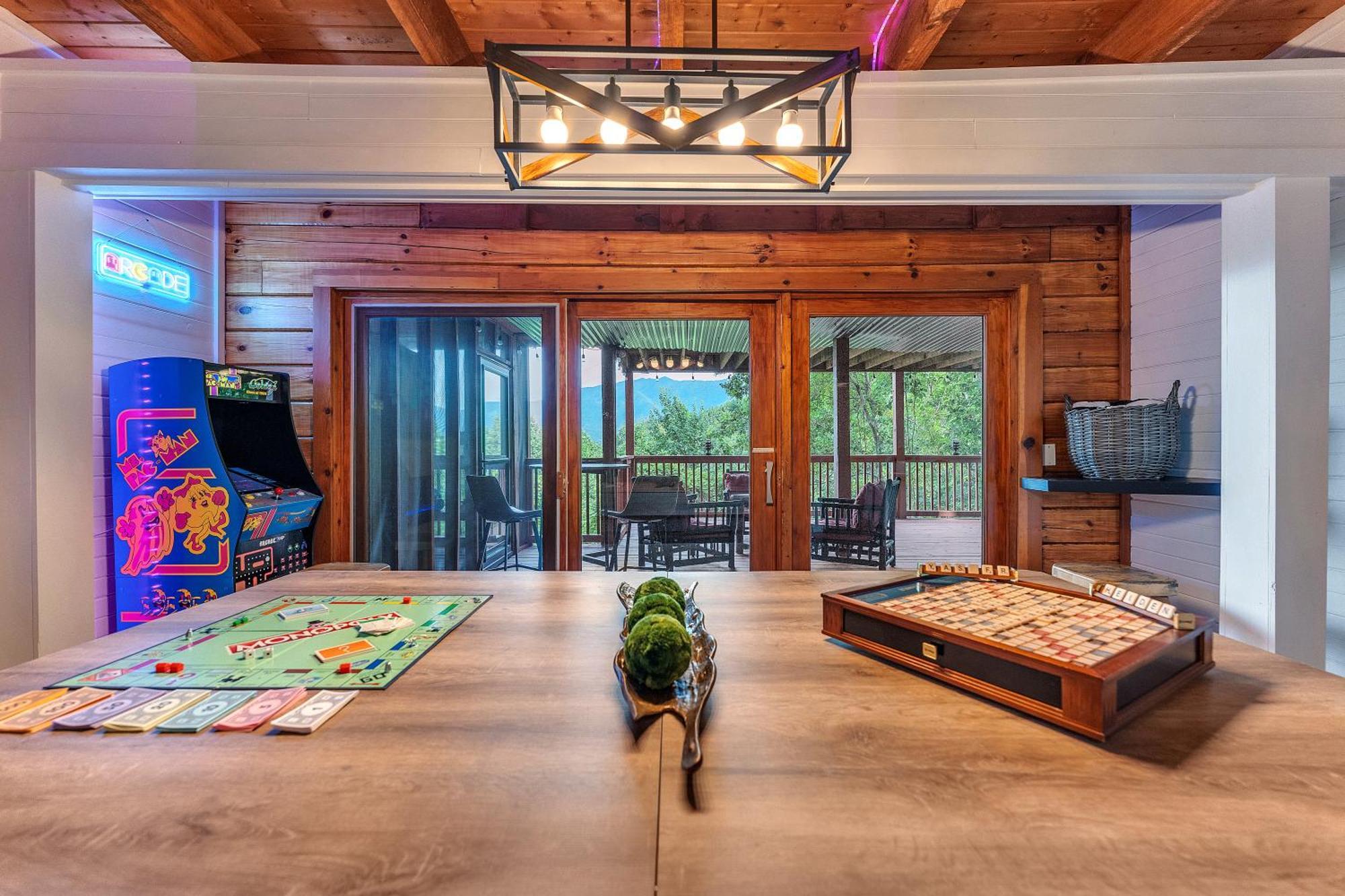 Family Chalet With Sauna, Hottub, Heavenly Views! Mins To Downtown! 蓋特林堡 外观 照片