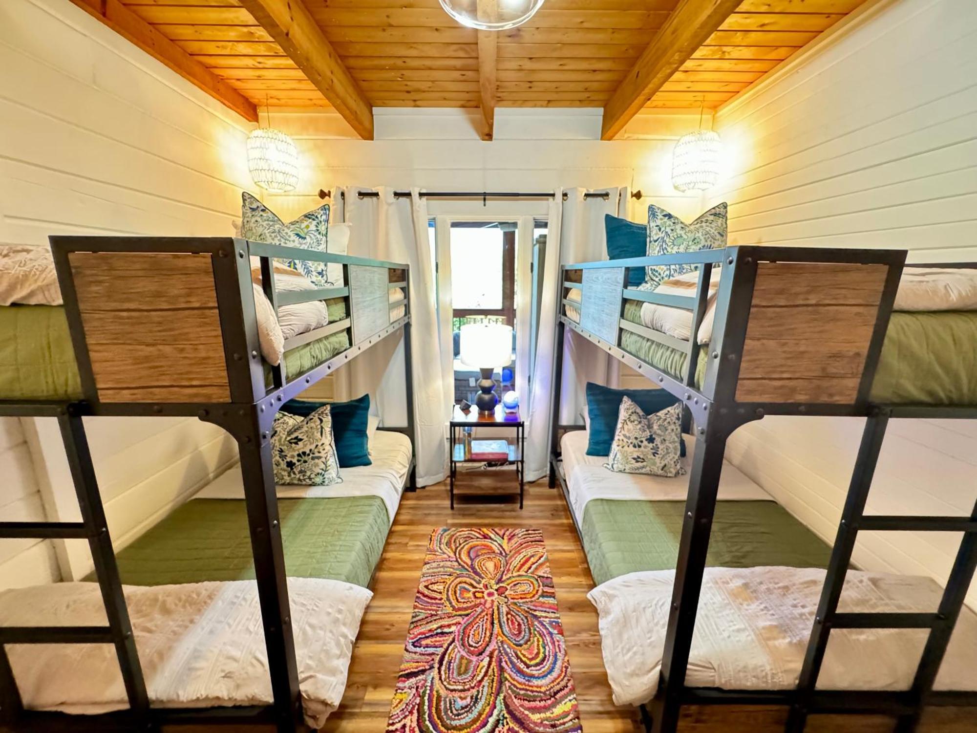 Family Chalet With Sauna, Hottub, Heavenly Views! Mins To Downtown! 蓋特林堡 外观 照片