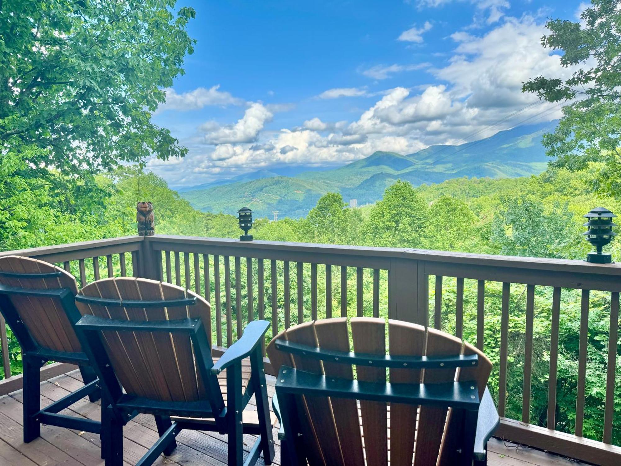Family Chalet With Sauna, Hottub, Heavenly Views! Mins To Downtown! 蓋特林堡 外观 照片